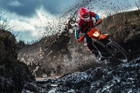 C罗在瑞士队比赛中最后时刻胜出，出色防守引发热议！赢得满堂喝彩